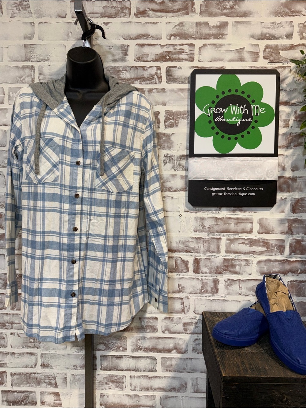 Natural Reflections Blue and White Plaid Hooded Shirt medium